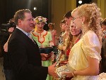 Председатель краевого Законодательного Собрания Иван Лоор поздравил выпускников и вручил золотые медали.