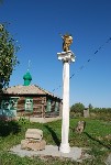 Памятник немецким переселенцам находится в с.Орлово. Ангел и мельничный жернов символизируют то, что немцы шли на алтайскую землю с верой и желанием трудиться.