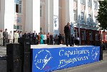 Торжественную линейку открыл ректор Госуниверситета Юрий Кирюшин.